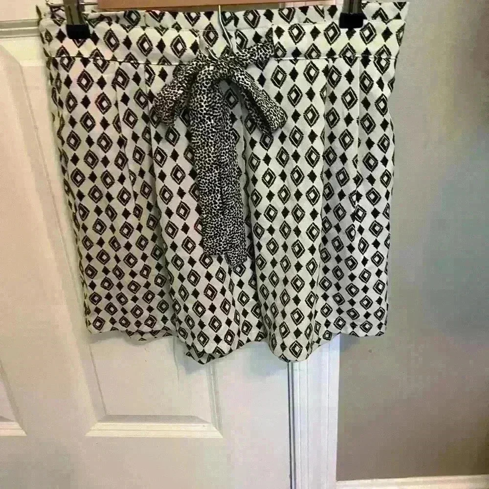 DR2 by Daniel Rainn soft print  short size M. Perfect summer workwear. Tie waist